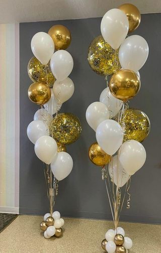 Bouquet de ballons dorés et blancs avec confettis