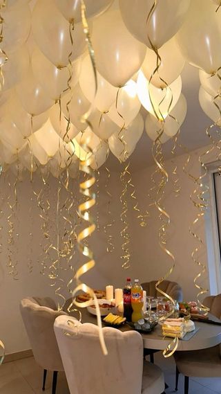 Décoration plafond avec ballons blancs et rubans dorés (1 pièce)
