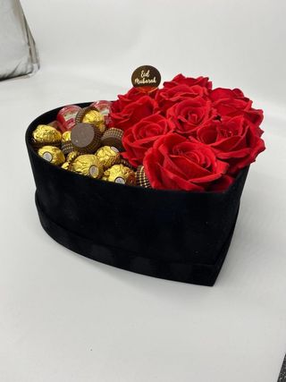 Boîte cœur roses rouges et chocolats