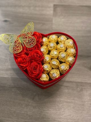 Boîte cœur roses rouges et chocolats
