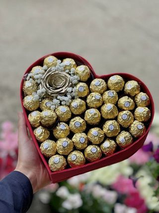 Boîte cœur chocolat Ferrero avec rose décorative