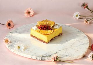 Tort Raw Portocală, (preț per kg)