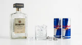 Disaronno + 2 energy drink + ghiaccio