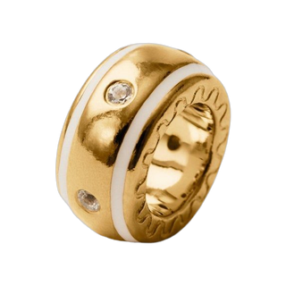 Charm de plata 925 bañada en oro amarillo de 18K con topacios blancos y esmalte blanco con forma circular
