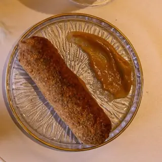 Croquete com Espuma de Alho Negro