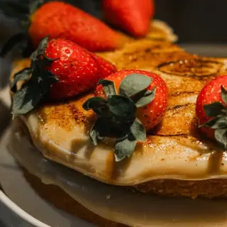 Bolo Brûlée com Geleia de Morango e Massa de Limão (Fatia)