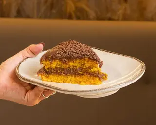 Bolo de Cenoura com Brigadeiro Belga (Fatia)