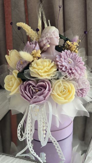 Buchet floral  violet cu zeiță