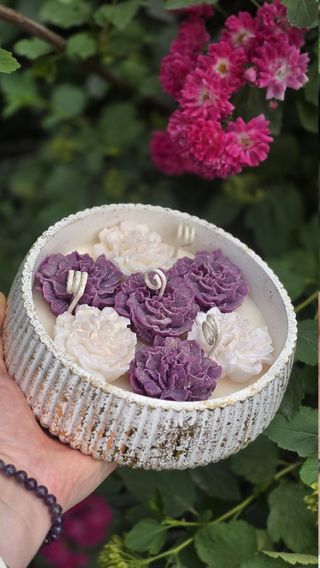 Trandafir cu lalele in vaza de ceramică violet