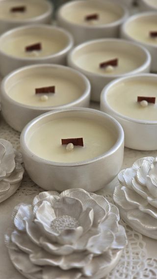 Bujor in ceramica cu suport bordo, perlă, smarald