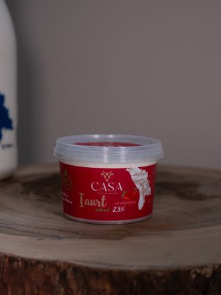 Iaurt natural cu dulceață de căpșuni