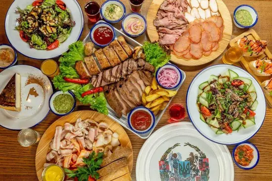 Horse in a gas mask / Кінь у протигазі