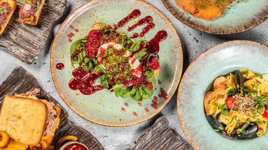 Champagne Bubbles & Foood by Marcin Korczak