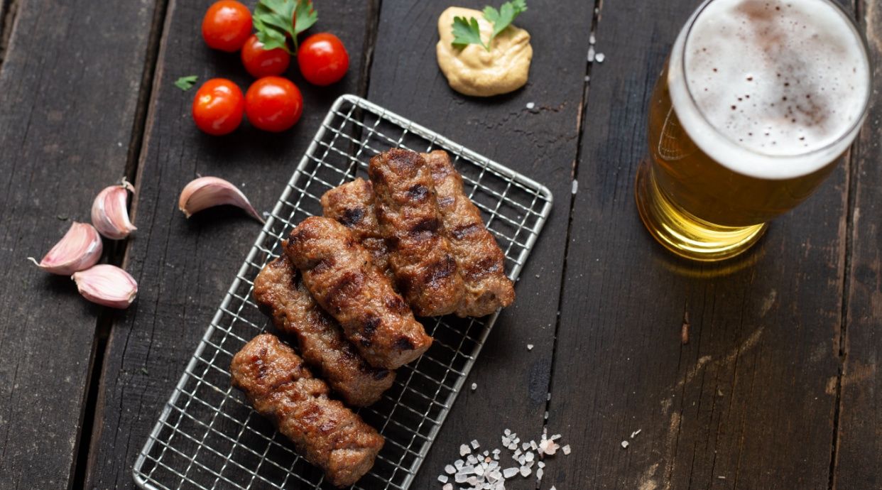 La Coltul cu Mici