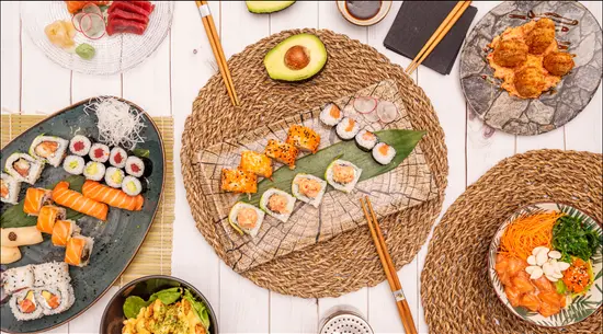 Sushi e Momo Nabin khanal