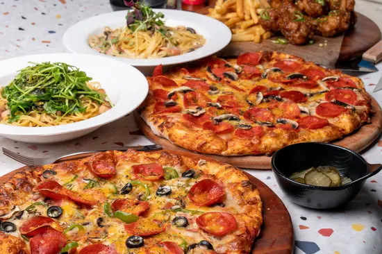 Pizza in Pala da Michele