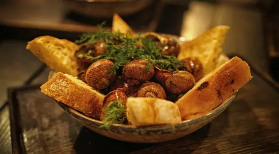 Caracóis by Nana Petisco