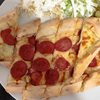 Пиде със суджук и кашкавал