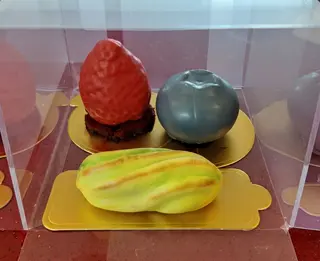 Кутия с 3бр мусови десерти- ягода, боровинка, шам фъстък