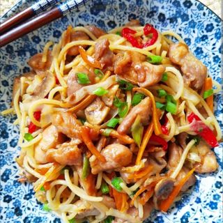 Спагети с пиле и зеленчуци