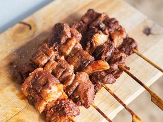 Brochettes de viande de bœuf.