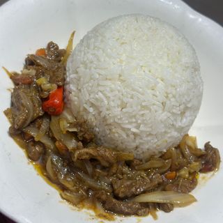 Riz blanc accompagné de sauce yassa à la viande