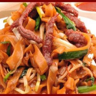 Fideos salteados de estilo tailandes con ternera