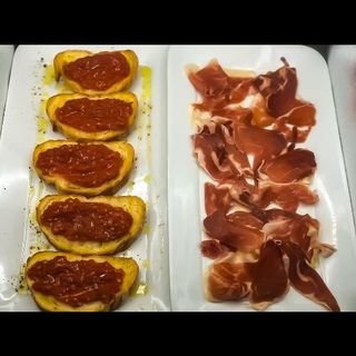 Tapa De Jamón Con Pan Y Tomates