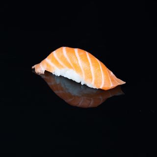 25.Nigiri de salmón 2 pzs.