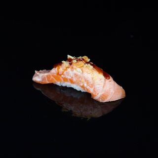 26.Nigiri de salmón flameado 2 pzs.