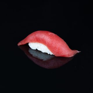 28.Nigiri de atún 2 pzs.
