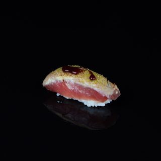 29.Nigiri de atún flameado 2 pzs.