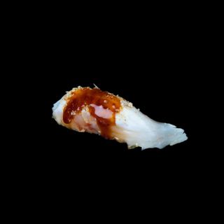 24.Nigiri de lubina flameado 2 pzs.