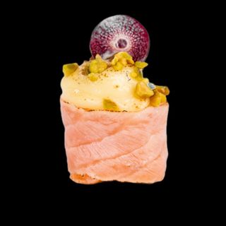 13.Gunkan de salmón con trufa 2 pzs.