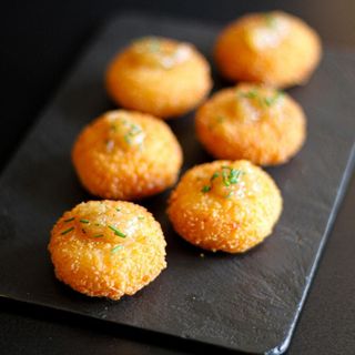 Camembert Rebozado Con Chutney De Pera