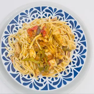 Tallarines con pollo y verduras