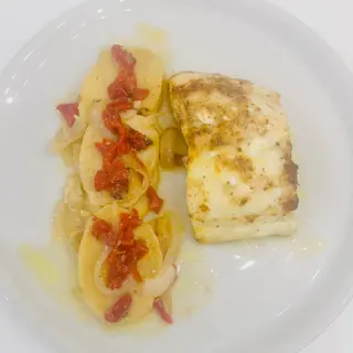 Bacalao al horno con guarnición