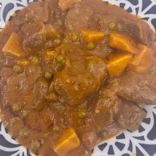 Carne de ternera con papas y guisantes