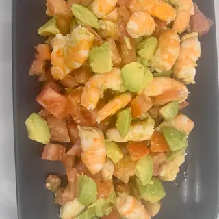 Ensalada de langostinos con aguacate y tomate