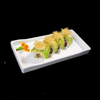 Salmón y aguacate cubierto de aguacate