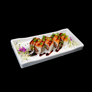 Salmón y aguacate cubierto de aguacate