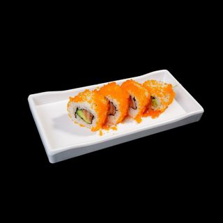 Salmón y aguacate cubierto de tobico