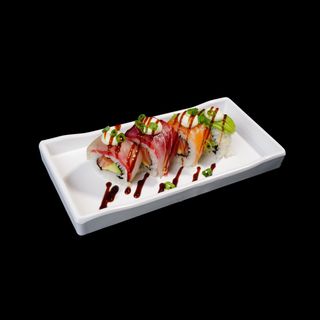 Salmón y aguacate cubierto de arcoiris