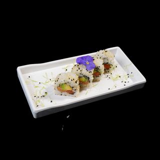 Salmón y aguacate cubierto de sésamo