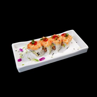 Salmón y aguacate cubierto de salmón picante