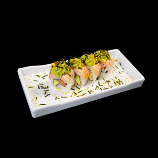 Salmón y aguacate cubierto de salmón 