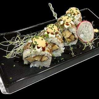 Uramaki y pollo cubierto de cebollino