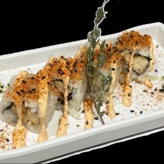 Uramaki y pollo cubierto de picante