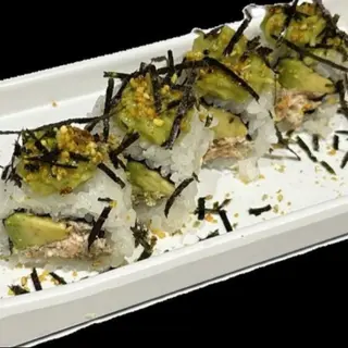 Salmón cocido y aguacate cubierto de salsa aguacate