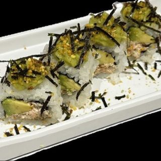 Salmón cocido y aguacate cubierto de salsa aguacate